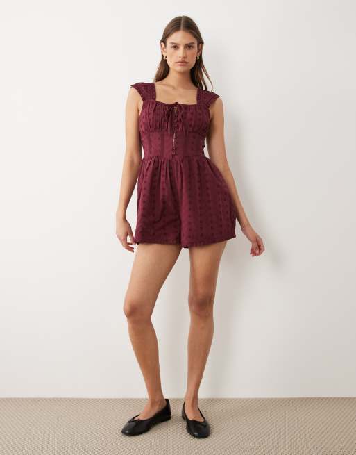 Miss Selfridge - Tuta corta in pizzo color fico