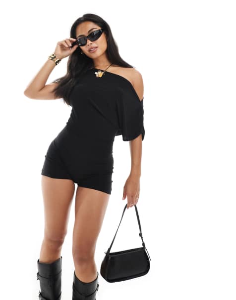 Miss Selfridge - Tuta corta nera con spalla scoperta - view 1