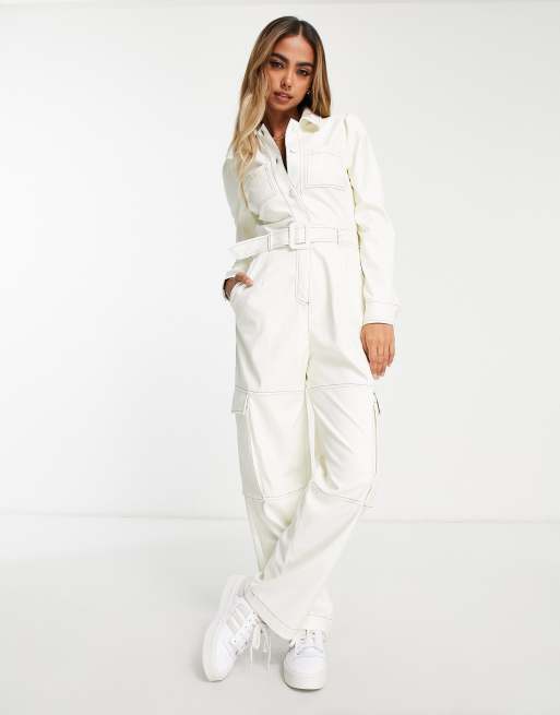 Miss Selfridge - Tuta jumpsuit cargo in pelle sintetica écru con cuciture a contrasto 
