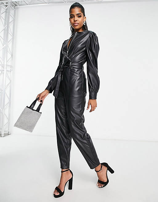 Miss Selfridge - Tuta jumpsuit in pelle sintetica nera con cintura e zip 