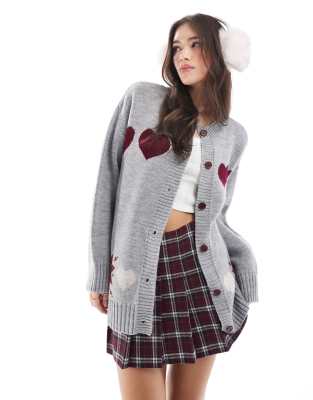 Miss Selfridge - Valentinstag - Strickjacke in Grau mit Herzmotiven