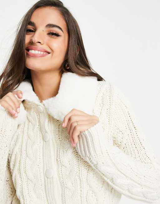 Miss Selfridge - Vest met kabels met imitatiebont en bedekte knoopjes in ivoor