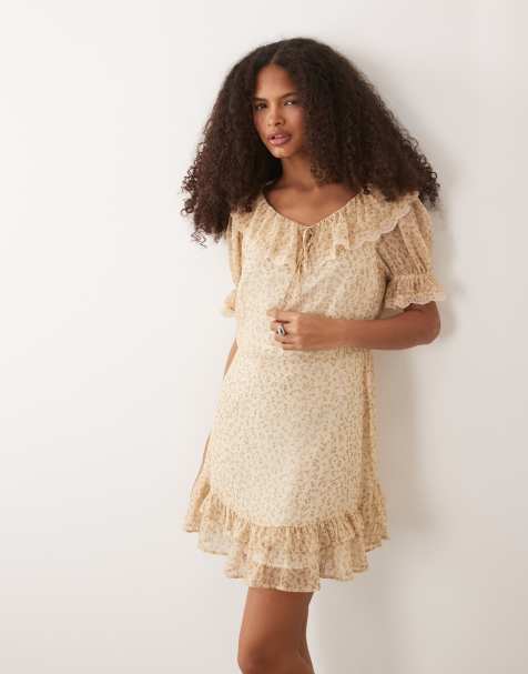 Miss Selfridge - Vestido corto con estampado de florecitas y detalle de volantes - view 1