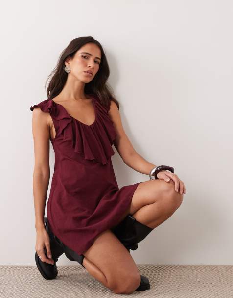 Miss Selfridge - vestido mini con cuello de pico y volante en burdeos - view 1