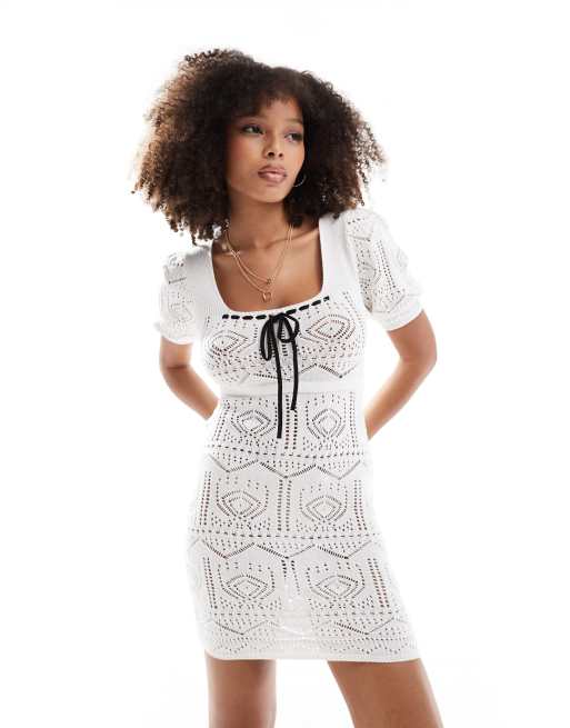 Miss Selfridge - Vestito a maniche corte in maglia all'uncinetto color crema con fiocco