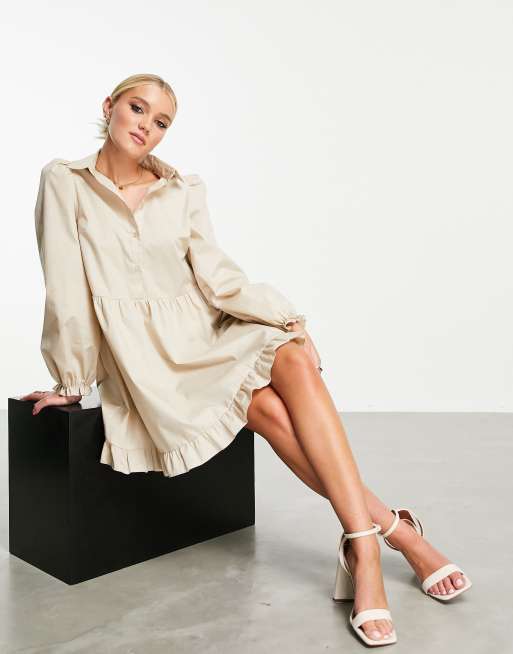 Miss Selfridge - Vestito camicia a punto smock in popeline color pietra con volant sul fondo