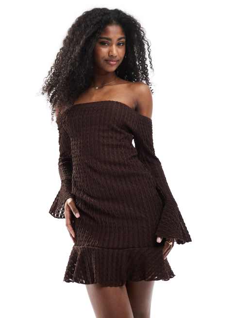 Miss Selfridge - Vestito corto color cioccolato con scollo alla Bardot e volant sul fondo