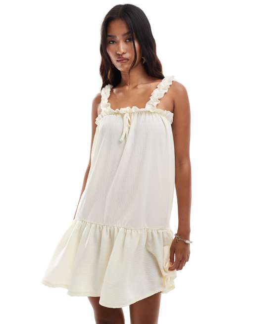 Miss Selfridge - Vestito corto con fondo con volant color crema