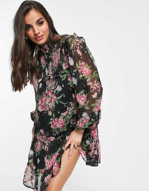 Miss Selfridge - Vestito corto in chiffon a fiori con pettorina e volant