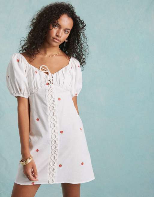 Miss Selfridge - Vestito corto in misto lino color crema con frutta ricamata