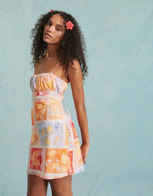 Miss Selfridge - Vestito corto in popeline con stampa di cartoline e allacciatura sulla schiena
