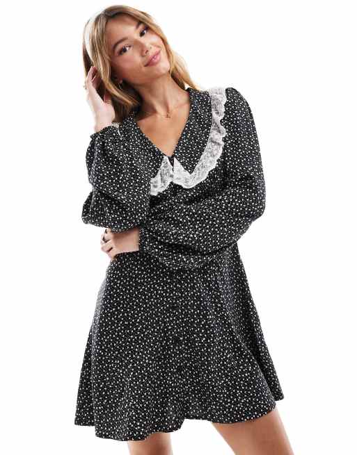 Miss Selfridge - Vestito da giorno corto a pois con colletto con bordi in pizzo