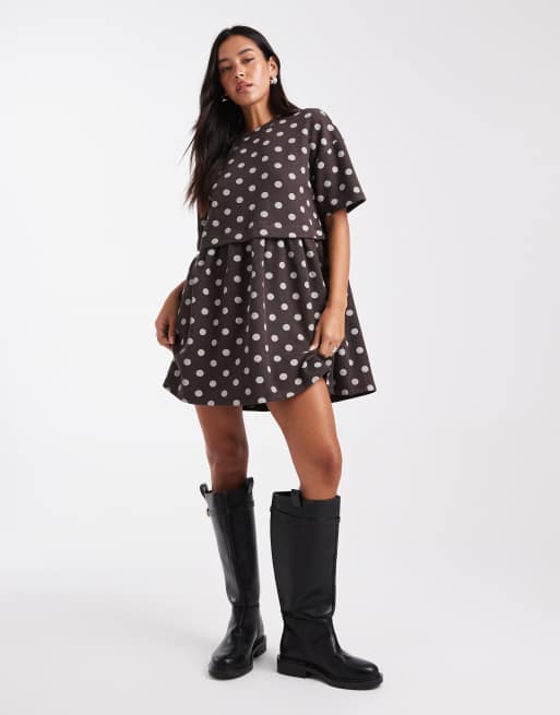 Miss Selfridge - Vestito grembiule a maniche corte color cioccolato a pois a balze