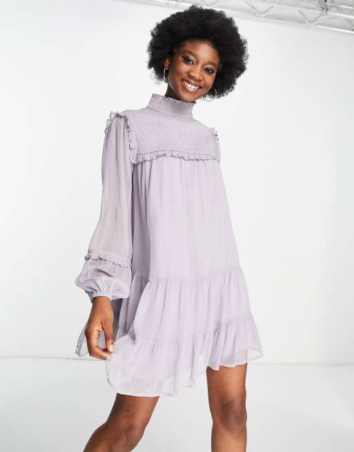 Miss Selfridge - Vestito grembiule corto con pettorina con volant in chiffon lilla