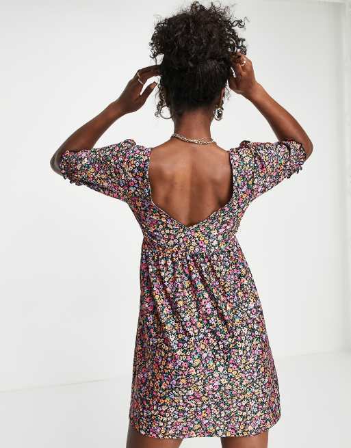 Miss Selfridge - Vestito grembiule in jersey nero a fiorellini con polsini arricciati, 2 di 4