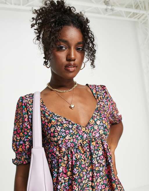 Miss Selfridge - Vestito grembiule in jersey nero a fiorellini con polsini arricciati, 3 di 4