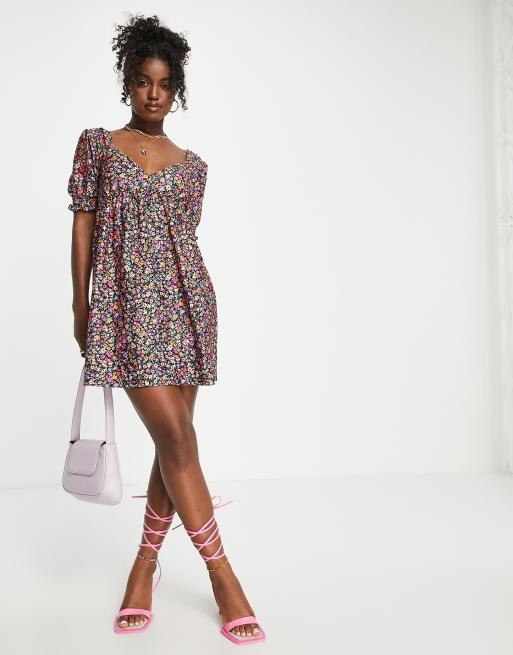 Miss Selfridge - Vestito grembiule in jersey nero a fiorellini con polsini arricciati, 4 di 4