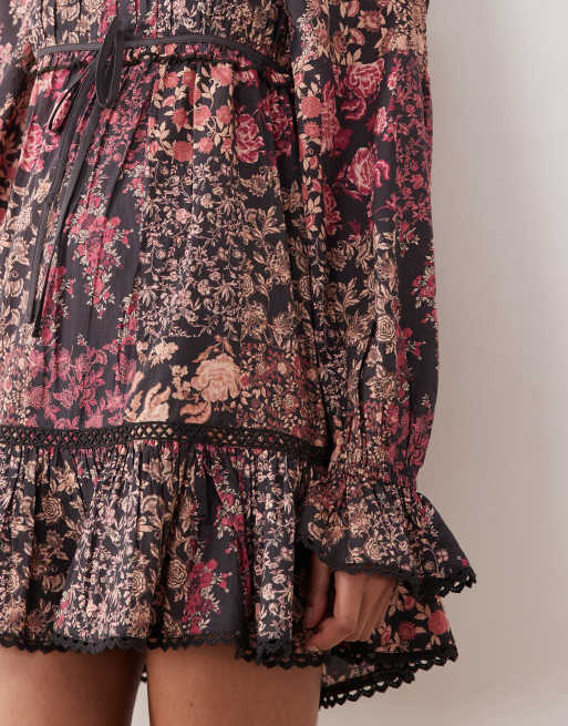 Miss Selfridge - Vestito grembiule milkmaid con motivo patchwork a fiori, 3 di 4