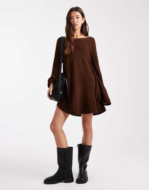 Miss Selfridge - Vestito grembiule vaporoso a balze in maglia color cioccolato a maniche lunghe