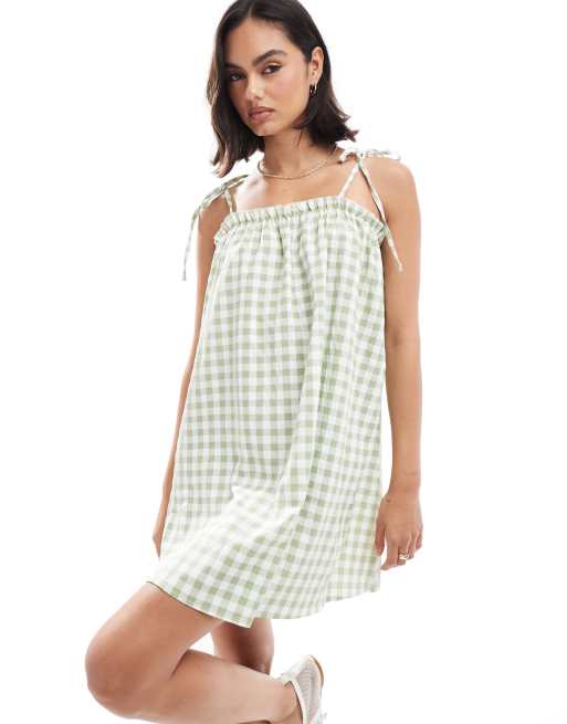 Miss Selfridge - Vestito grembiule verde salvia a quadretti con laccetti sulle spalle