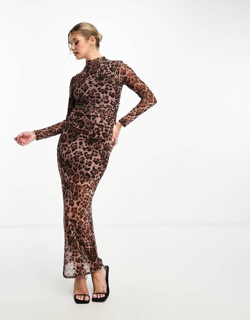 Miss Selfridge - Vestito lungo a maniche lunghe arricciato e trasparente marrone con stampa leopardata