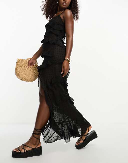 Miss Selfridge - Vestito lungo da spiaggia in chiffon plumetis nero con volant, spacco laterale e taglio sbieco