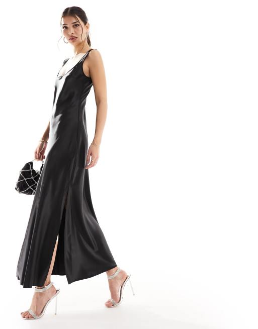 Miss Selfridge - Vestito lungo in raso nero con scollo rotondo e taglio sbieco
