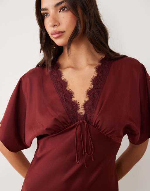 Miss Selfridge vestito lungo in satin e pizzo con maniche a pipistrello color vino, 2 di 4