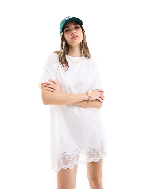 Miss Selfridge - Vestito T-shirt da festival bianco con fondo in pizzo