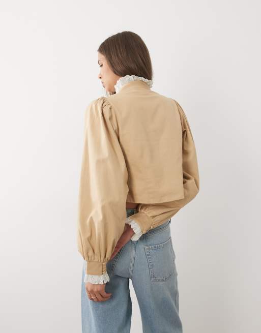 Miss Selfridge victoriana kontrastbroderiejacka med volang i beige, 2 av 4