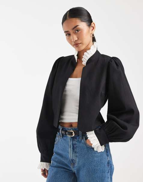 Miss Selfridge – Victoriana – Svart jacka med kontrastbroderi och volang - view 1