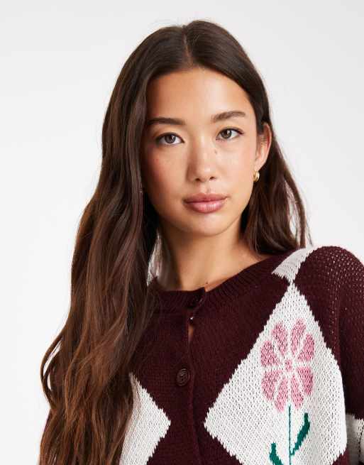 Miss Selfridge – Vinröd kofta med rund halsringning och diamant- och blommönster, 3 av 4