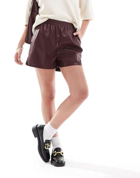 Miss Selfridge – Vinröda shorts i läderimitation med elastisk midja - view 1