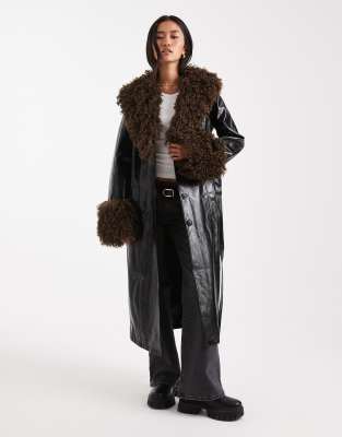 Miss Selfridge - Vinyl-Trenchcoat in Schwarz mit Kunstpelzbesatz