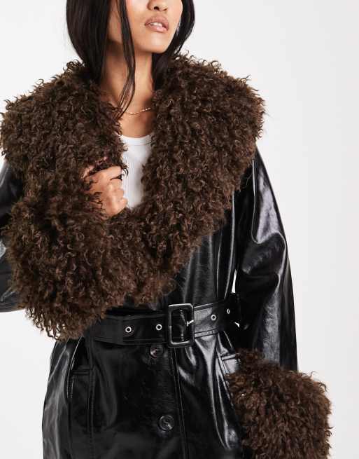 Miss Selfridge – Vinyl-Trenchcoat in Schwarz mit Kunstpelzbesatz, 2 von 4