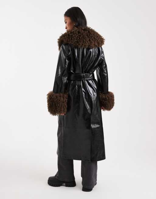 Miss Selfridge – Vinyl-Trenchcoat in Schwarz mit Kunstpelzbesatz, 3 von 4