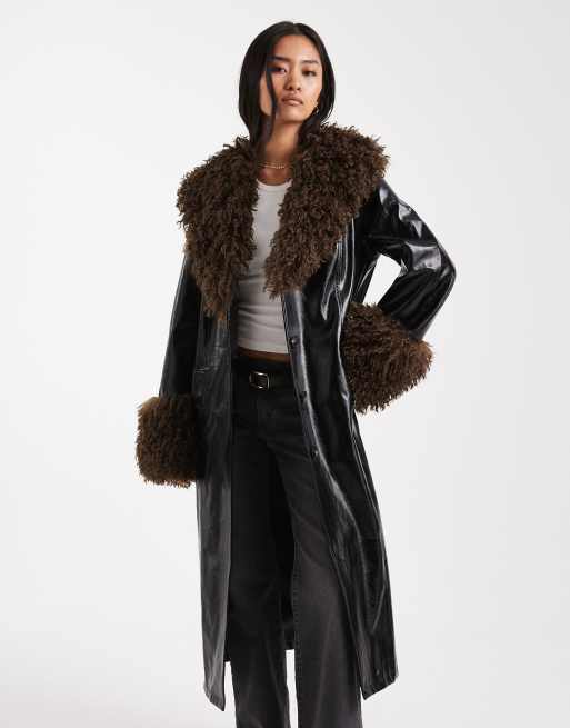 Miss Selfridge – Vinyl-Trenchcoat in Schwarz mit Kunstpelzbesatz, 4 von 4