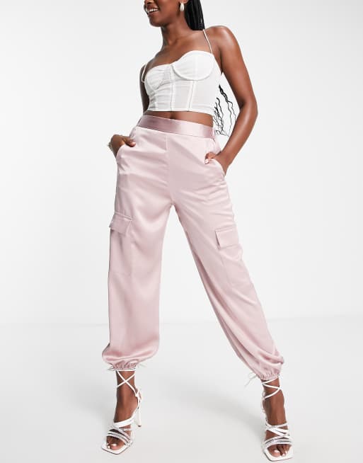 Miss Selfridge – Violetta, avsmalnande cargobyxor av satin