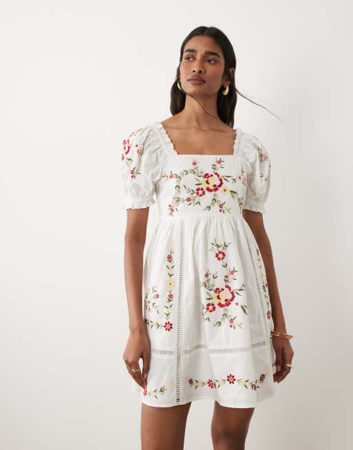 Miss Selfridge – Vit miniklänning i babydollstil med broderi, 3 av 4