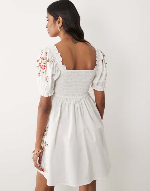Miss Selfridge – Vit miniklänning i babydollstil med broderi, 4 av 4