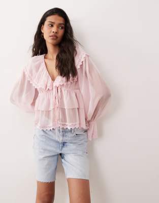 Miss Selfridge - Vorn gebundene Bluse aus Chiffon in Hellrosa mit Rüschen