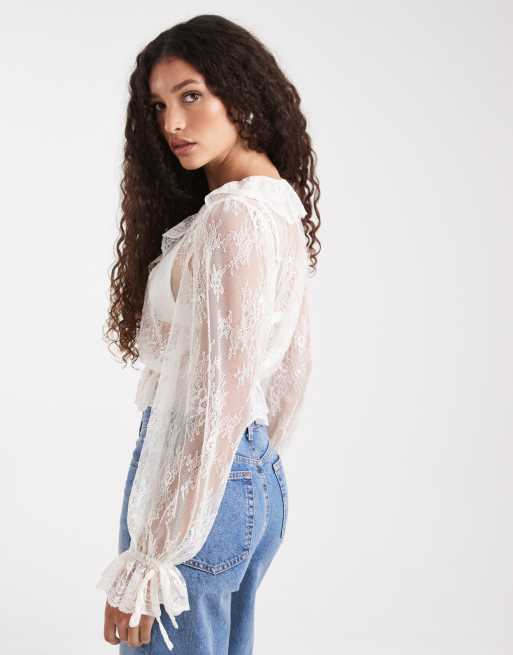 Miss Selfridge – Vorn gebundene Bluse aus Spitze in Ecru mit Rüschen, 4 von 4