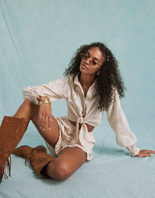 Miss Selfridge – Vorn gebundene Hemdbluse in Creme mit Lochstickerei
