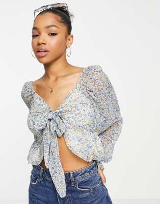 Miss Selfridge - Vorne gebundene Cropped-Bluse aus Chiffon in Blau mit Blümchenmuster