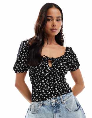 Miss Selfridge - Vorne gebundenes Oberteil mit Blümchenprint und Milchmädchen-Dekolleté-Bunt