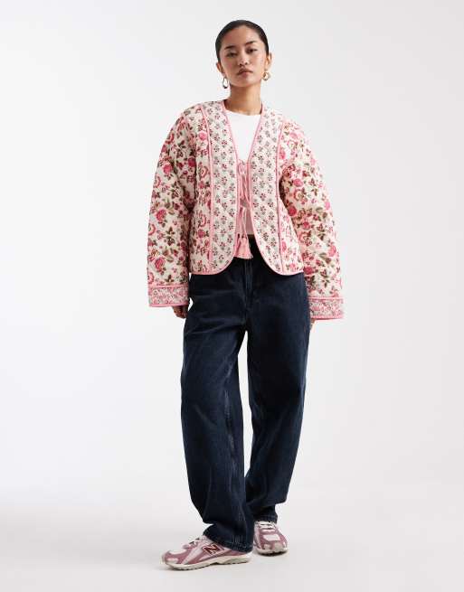 Miss Selfridge – Wattierte Jacke aus Baumwolle mit mehrfarbigem Mustermix und Bindedetail vorne, 2 von 4