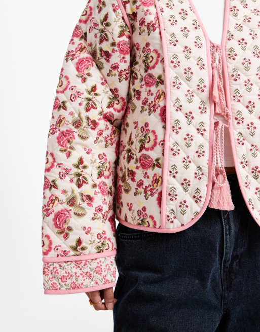 Miss Selfridge – Wattierte Jacke aus Baumwolle mit mehrfarbigem Mustermix und Bindedetail vorne, 3 von 4
