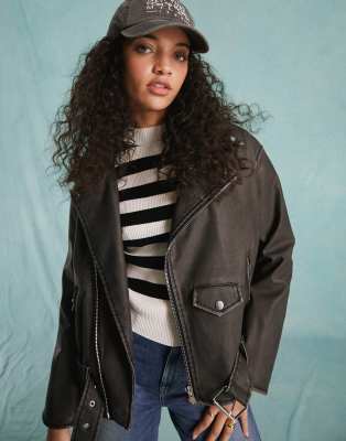 Miss Selfridge - Wattierte Oversize-Bikerjacke aus Kunstleder in verwaschenem Schwarz