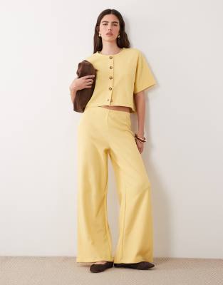 Miss Selfridge - Weiche, gerippte Hose in Buttermilchgelb mit weitem Bein, Kombiteil