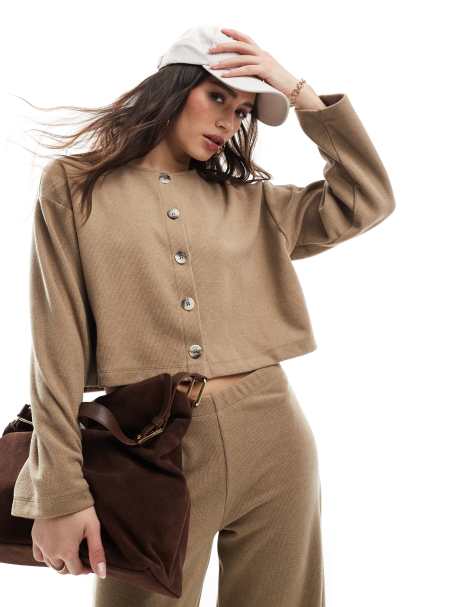 Miss Selfridge – Weiche, gerippte Strickjacke in Beige - view 1